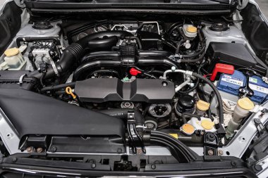 Novosibirsk, Rusya Temmuz 08, 2019: Subaru Impreza XV, motor yakın çekim, ön görünüm. İçten yanmalı motor, araba parçaları, deteyling