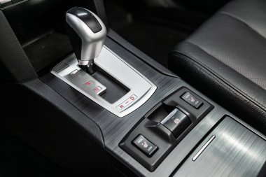 Novosibirsk, Rusya Temmuz 08, 2019: Subaru Outback, Hızlandırıcı kolu ve koltuk ısı düğmeleri yakın çekim. Araba, araba iç otomatik şanzıman dişli 