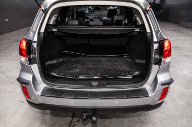 Novosibirsk, Rusya Temmuz 08, 2019: Subaru Outback, yakın çekim açık gövde, ön görünüm. Novosibirsk bir otoparkta modern bir araba fotoğraf