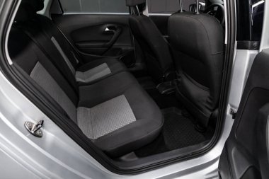 Novosibirsk, Rusya Temmuz 08, 2019: Volkswagen Polo, koltuk kemer ile siyah arka koltuklar yakın çekim. Modern araba iç