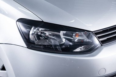 Novosibirsk, Rusya Temmuz 08, 2019: Volkswagen Polo, Far, tampon, tekerlek yakın çekim. Novosibirsk bir otoparkta modern bir araba fotoğraf