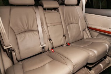 Novosibirsk, Rusya Temmuz 08, 2019: Mavi Lexus RX-350, yakın çekim bej deri arka koltuklar ile koltuk kemer. Modern araba iç
