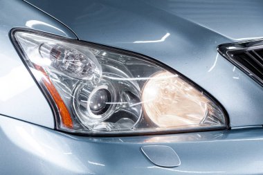 Novosibirsk, Rusya Temmuz 08, 2019: Mavi Lexus RX-350, Far, tampon yakın çekim. Novosibirsk bir otoparkta modern bir araba fotoğraf