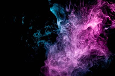Siyah izole arka planda soyut sanat renkli mavi ve pembe duman. Karanlık artalan üzerinde çok renkli duman hareketini durdurun