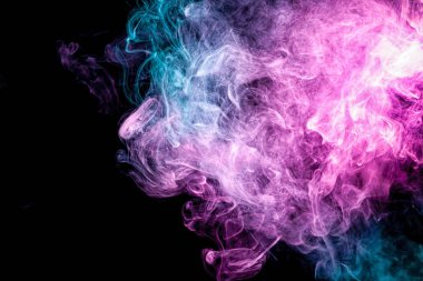 Karanlık arka planda parlak pembe ve mavi jel ile renkli sis. Siyah izole artalan üzerinde renkli bulut duman