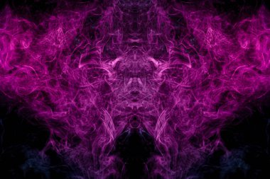 Fantezi elbise için baskı: t-shirtler, tişörtü. Renkli pembe ve mavi bir kafatası şeklinde canavar, ejderha izole siyah bir arka plan üzerinde duman. Vap duman arka plan