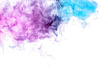 Beyaz izole zemin üzerinde mavi ve pembe renklerin yoğun çok renkli duman. Duman vap arka plan
