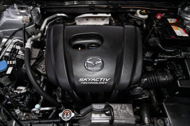 Novosibirsk, Rusya 09 Temmuz 2019: Mazda 3,yakın çekim motor, ön görünüm. Içten yanmalı motor, araba parçaları, deteyling