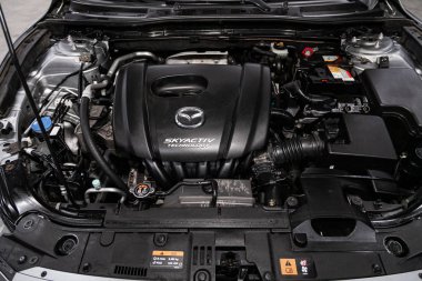Novosibirsk, Rusya 09 Temmuz 2019: Mazda 3,yakın çekim motor, ön görünüm. Içten yanmalı motor, araba parçaları, deteyling