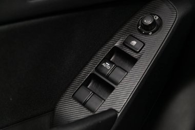 Novosibirsk, Rusya 09 Temmuz 2019: Mazda 3,yakın çekim yan kapı düğmeleri: pencere ayarı düğmeleri, kapı kilidi. modern araba iç: parçalar, düğmeler, düğme 