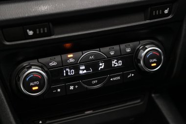 Novosibirsk, Rusya 09 Temmuz 2019: Mazda 3,pano yakın çekim, üfleyici ayarı, klima. modern araba iç