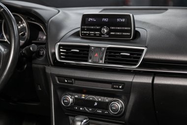 Novosibirsk, Rusya 09 Temmuz 2019: Mazda 3,pano yakın çekim, üfleyici, klima, oyuncu ayarı. modern araba iç