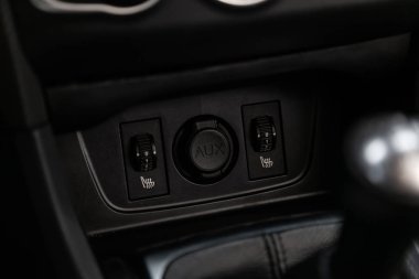 Novosibirsk, Rusya 09 Temmuz 2019: Citroen C4, koltuk ısıtma düğmeleri ve aux. modern araba iç yakın çekim: parçalar, düğmeler, düğmeler 
