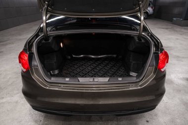 Novosibirsk, Rusya 09 Temmuz 2019: Citroen C4, açık gövde yakın çekim, ön görünüm. Novosibirsk bir otoparkta modern bir araba Fotoğraf