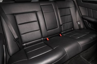 Novosibirsk, Rusya Temmuz 09, 2019: Mercedes Benz E-Class, koltuk kemerli siyah deri arka koltuklar yakın çekim. modern araba iç