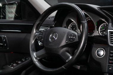 Novosibirsk, Rusya Temmuz 09, 2019: Mercedes Benz E-Serisi, pano yakın çekim, hız göstergesi, takometre ve direksiyon. . modern araba iç