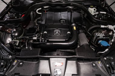Novosibirsk, Rusya Temmuz 09, 2019: Mercedes Benz E-Serisi, motor yakın çekim, ön görünüm. Içten yanmalı motor, araba parçaları, deteyling
