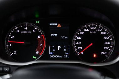 Novosibirsk, Rusya 09 Temmuz 2019: Mitsubishi Eclipse Cross, gösterge panelinin yakın çekim, hız göstergesi ve beyaz arka ışıklı takometre. modern araba iç