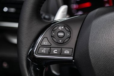 Novosibirsk, Rusya Temmuz 09, 2019: Mitsubishi Eclipse Cross, direksiyon direksiyon araba denetleyici , Müzik, Kontrol Sistemi Fonksiyonu ve arabada sesli telefon. modern araba iç