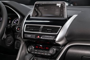 Novosibirsk, Rusya 09 Temmuz 2019: Mitsubishi Eclipse Cross, gösterge panelinin yakın çekim, üfleyici, klima, oyuncu ayarı. modern araba iç