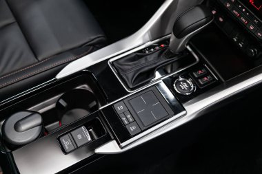 Novosibirsk, Rusya 09 Temmuz 2019: Mitsubishi Eclipse Cross, hızlandırıcı kolu ve düğmeleri yakın çekim. araba otomatik şanzıman dişli , araba iç 