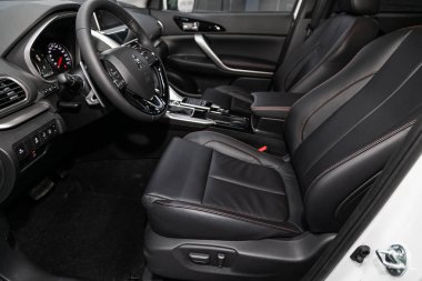 Novosibirsk, Rusya Temmuz 09, 2019: Mitsubishi Eclipse Cross, pano yakın çekim, oyuncu, direksiyon simidi, hızlandırıcı kolu, düğmeler, koltuklar. modern araba iç 