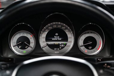 Novosibirsk, Rusya Temmuz 09, 2019: Mercedes-Benz Glk-Class, pano yakın çekim, hız göstergesi ve beyaz arka ışık ile takometre. modern araba iç