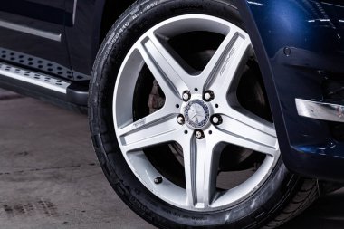 Novosibirsk, Rusya 09 Temmuz 2019: Mercedes-Benz Glk-Class, alaşım tekerleğiyakın çekim. Novosibirsk bir otoparkta modern bir araba Fotoğraf