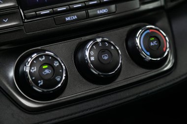 Novosibirsk, Rusya Temmuz 09, 2019:Toyota Rav-4, pano yakın çekim, üfleyici ayarı, klima. modern araba iç