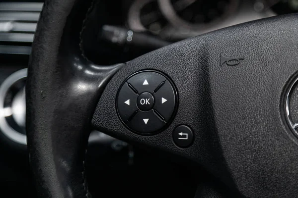 俄罗斯新西伯利亚 2019年7月09日 梅赛德斯奔驰E级 汽车控制器在转向轮 控制系统功能和语音电话在汽车 现代汽车内饰 — 图库照片