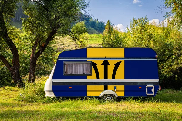 Reboque Carro Motor Home Pintado Bandeira Nacional Barbados Está Estacionado — Fotografia de Stock