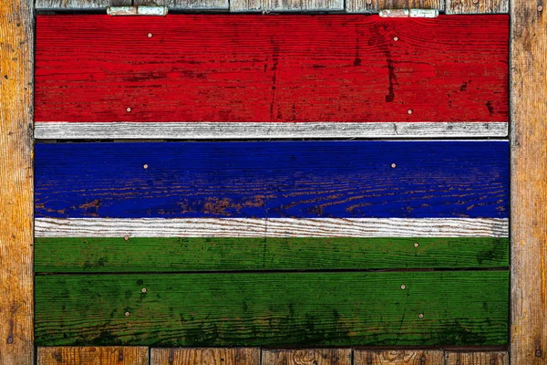 木製の壁の背景にガンビアの国旗 国の誇りと国のシンボルの概念 金属製の釘で木製のフェンスに描かれた旗 — ストック写真