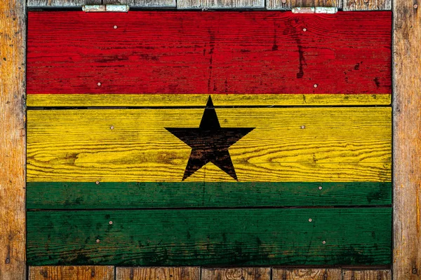 加纳国旗在木墙背景上 民族自豪感的概念和国家的象征 用金属钉涂在木栅栏上的旗帜 — 图库照片