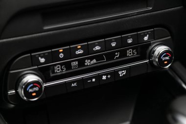 Novosibirsk, Rusya 30 Haziran 2019: Mazda Cx-5, Klima düğmesi ile siyah detay, bir araba içinde sıcaklık hakkında bilgi ile pano. 