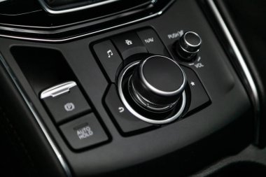 Novosibirsk, Rusya 30 Haziran 2019: Mazda Cx-5, yakın çekim müzik, ses, otomatik tutun, navigasyon ve diğer düğmeler. araba otomatik şanzıman dişli , araba iç 
