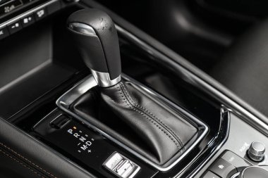 Novosibirsk, Rusya 30 Haziran 2019: Mazda Cx-5, hızlandırıcı kolu ve düğmeleri yakın çekim. araba otomatik şanzıman dişli , araba iç 