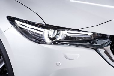 Novosibirsk, Rusya 30 Haziran 2019: Mazda Cx-5, farın yakın çekim, tampon, tekerlek. Novosibirsk bir otoparkta modern bir araba Fotoğraf