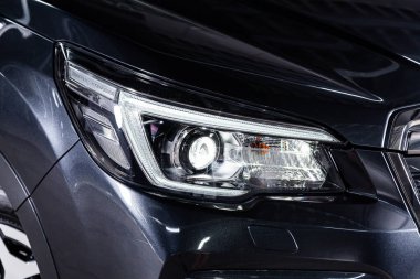 Novosibirsk, Rusya 30 Haziran 2019: Subaru Forester, farın yakın çekim, tampon, tekerlek. Novosibirsk bir otoparkta modern bir araba Fotoğraf