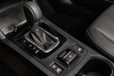 Novosibirsk, Rusya 30 Haziran 2019: Subaru Outback, hızlandırıcı kolu ve düğmeleri yakın çekim. araba otomatik şanzıman dişli , araba iç 