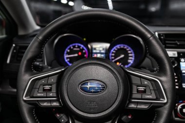 Novosibirsk, Rusya 30 Haziran 2019: Subaru Outback, gösterge panelinin yakın çekim, hız göstergesi, takometre ve direksiyon. . modern araba iç