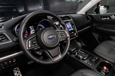Novosibirsk, Rusya 30 Haziran 2019: Subaru Outback, gösterge panelinin yakın çekim, hız göstergesi, takometre ve direksiyon. . modern araba iç