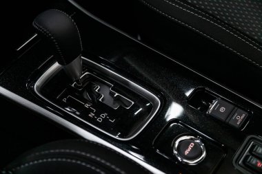 Novosibirsk, Rusya 30 Haziran 2019: Mitsubishi Outlander, hızlandırıcı kolu ve düğmeleri yakın çekim. araba otomatik şanzıman dişli , araba iç 