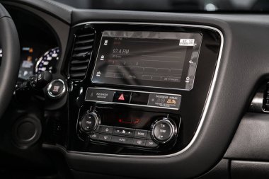 Novosibirsk, Rusya 30 Haziran 2019: Mitsubishi Outlander, gösterge panelinin yakın çekim, üfleyici, klima, oyuncu ayarı. modern araba iç