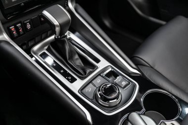 Novosibirsk, Rusya 30 Haziran 2019:Mitsubishi Pajero Sport, hızlandırıcı kolu ve düğmeleri yakın çekim. araba otomatik şanzıman dişli , araba iç 