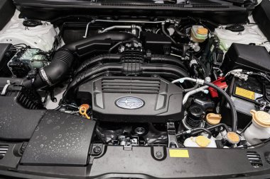 Novosibirsk, Rusya 30 Haziran 2019: Subaru Impreza Xv, motorun yakın çekim, ön görünüm. Içten yanmalı motor, araba parçaları, deteyling