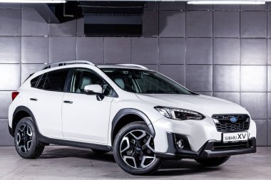 Novosibirsk, Rusya 30 Haziran 2019: beyaz Subaru Impreza Xv, ön görünüm. Novosibirsk bir otopark üzerinde Japonya'da yapılan modern bir crossover Fotoğraf 