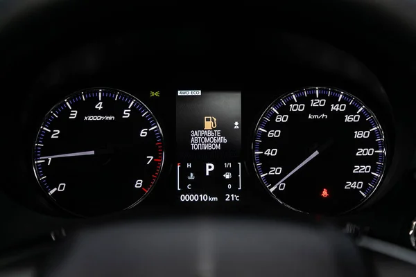 俄罗斯新西伯利亚 2019年6月30日 三菱Outlander 仪表板的特写镜头 测速仪和白色背光的转速计 现代汽车内饰 — 图库照片