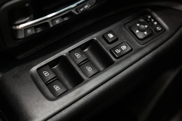 ノボシビルスク ロシア2019年6月30日 三菱アウトランダー サイドドアボタンのクローズアップ 窓調整ボタン ドアロック 現代車のインテリア ボタン — ストック写真
