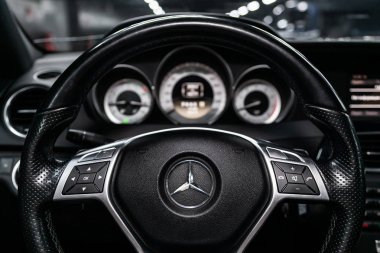Novosibirsk, Rusya Temmuz 12, 2019: beyaz Mercedes-Benz c-sınıfı, gösterge paneli yakın çekim, hız göstergesi, takometre ve direksiyon. . modern araba iç