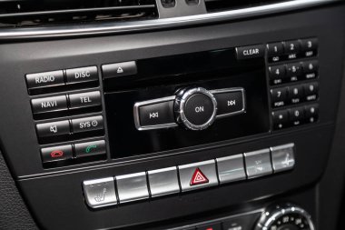 Novosibirsk, Rusya 12 Temmuz 2019: beyaz Mercedes-Benz c-class, Ses çalar ve diğer cihazın araç kontrol paneli 